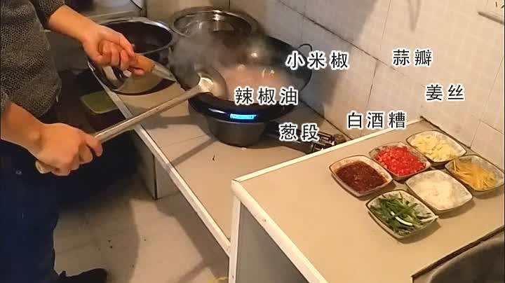 这么个丑家伙，确是南昌人宵夜的最爱，你还不赶紧收了它。,我的配料：姜丝、大蒜沫、<a style='color:red;display:inline-block;' href='/shicai/ 82'>小米椒</a>、<a style='color:red;display:inline-block;' href='/shicai/ 852'>辣椒油</a>、干白酒糟、葱段。
