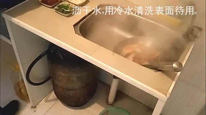 这么个丑家伙,确是南昌人宵夜的最爱,你还不赶紧收了它。,焯水后打掉浮沫的螃蟹脚洗沥干净装盘备用。