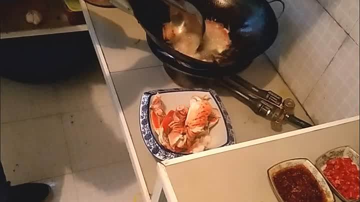这么个丑家伙,确是南昌人宵夜的最爱,你还不赶紧收了它。,锅内入宽油(大油量),先炒干姜丝再爆香蒜末和小米椒。