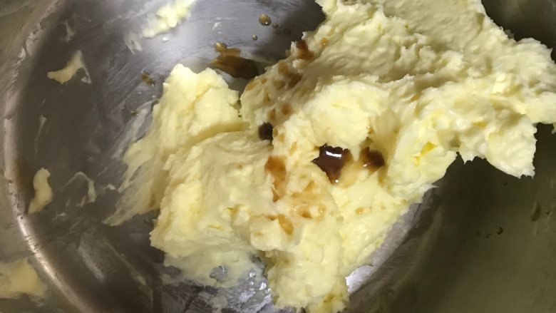 黄油小花曲奇,如果你不喜欢单纯的黄油味,可以在此时加入少许香草精调味。不加香草精的此步骤略过直接往下看