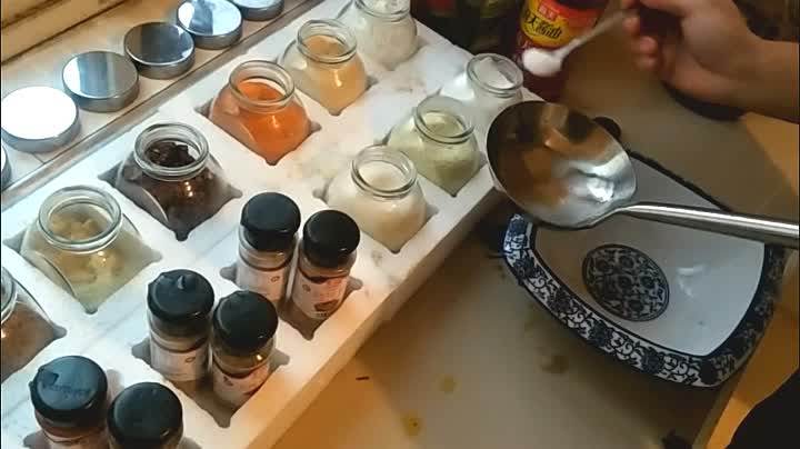 这么个丑家伙，确是南昌人宵夜的最爱，你还不赶紧收了它。,后加入适量的盐、<a style='color:red;display:inline-block;' href='/shicai/ 756'>鸡精</a>、<a style='color:red;display:inline-block;' href='/shicai/ 717'>味精</a>、一丢丢<a style='color:red;display:inline-block;' href='/shicai/ 750'>陈醋</a>、上色的<a style='color:red;display:inline-block;' href='/shicai/ 762'>老抽</a>和大量的<a style='color:red;display:inline-block;' href='/shicai/ 864'>蒸鱼豉油</a>。
