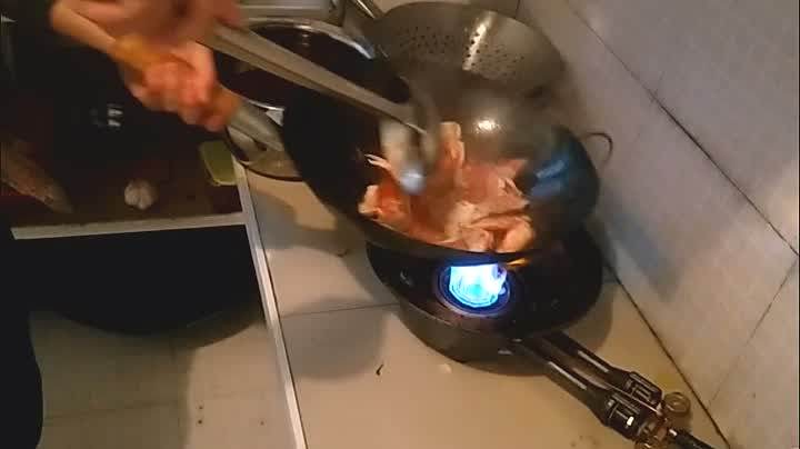 这么个丑家伙,确是南昌人宵夜的最爱,你还不赶紧收了它。,进行翻炒片刻。