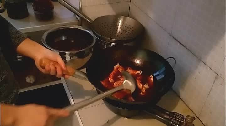 这么个丑家伙,确是南昌人宵夜的最爱,你还不赶紧收了它。,加入刚浸过身子的水。