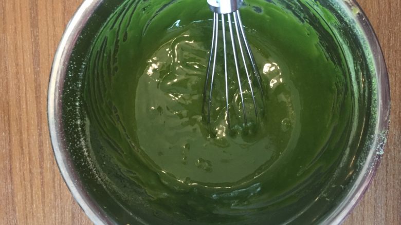 抹茶蜜豆卷,拌匀备用,做好的蛋黄面糊应该是细腻有光泽的