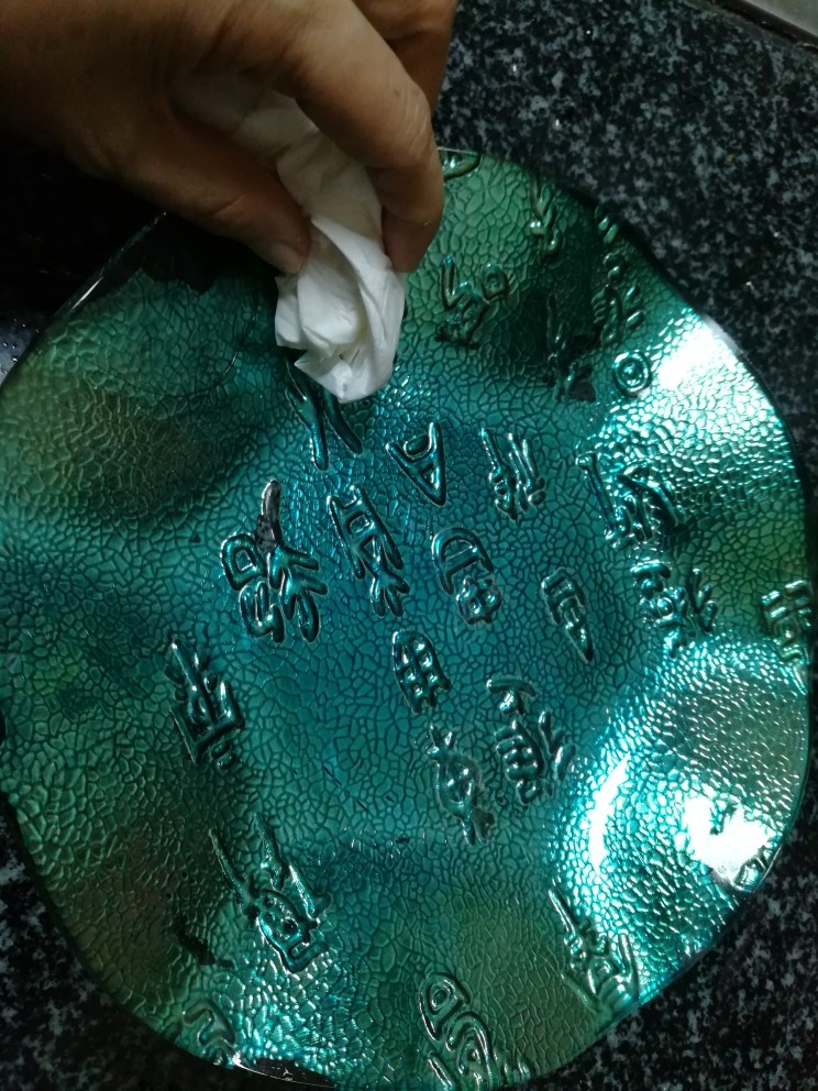 烤紫菜,用面巾纸擦干上面的水,这点非常重要,千万不能省略。
不然后续麻烦多多,油会四处飞溅,卫生很难搞,你懂得!