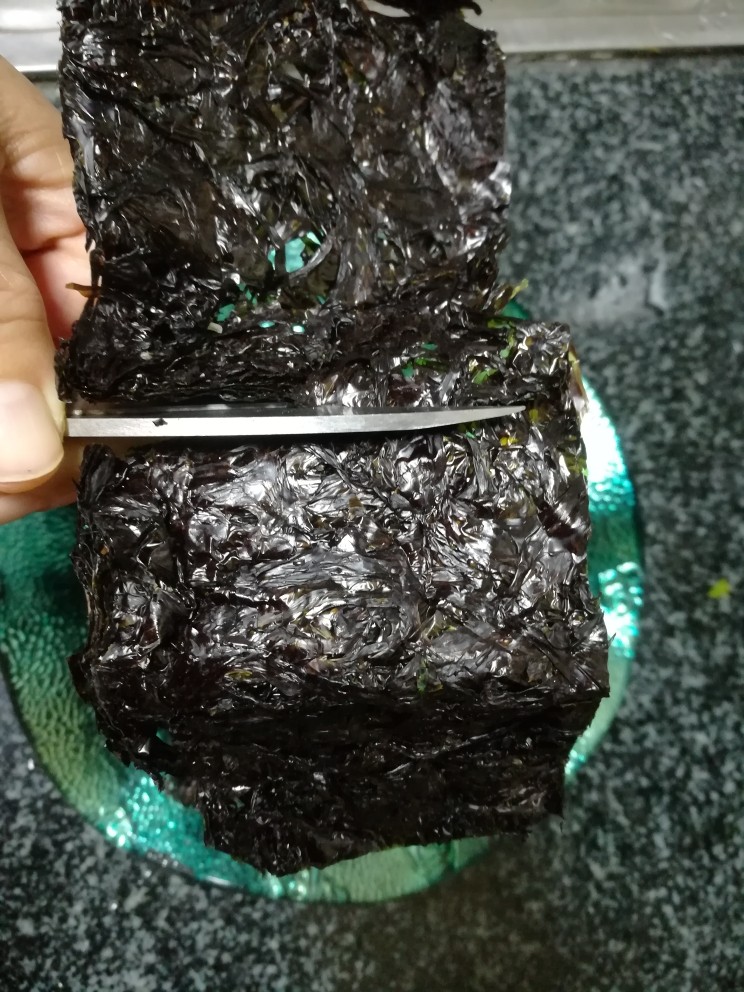 烤紫菜,用剪刀剪成四方形,其实无所谓啦,剪成小块就好了。