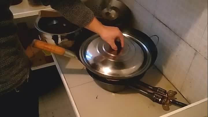 这么个丑家伙,确是南昌人宵夜的最爱,你还不赶紧收了它。,盖上盖烧开。