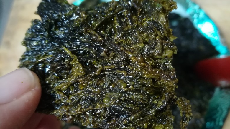烤紫菜,等全部紫菜都过油一遍,即可起锅,说时慢,那时快,这过程也就一分钟左右就好了。