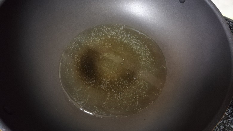 烤紫菜,注意啦,注意啦,敲黑板,讲重点啦,油冒小泡泡即可关火,再说一遍,油微开即可关火,不然你看到的就是黑炭渣了,根本没法吃。
这是烤紫菜能否成功的关键点!