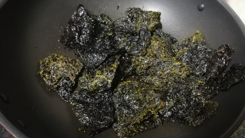 烤紫菜,马上翻动紫菜,不停地翻动紫菜,让每块紫菜都在油里洗个澡,再翻个身。