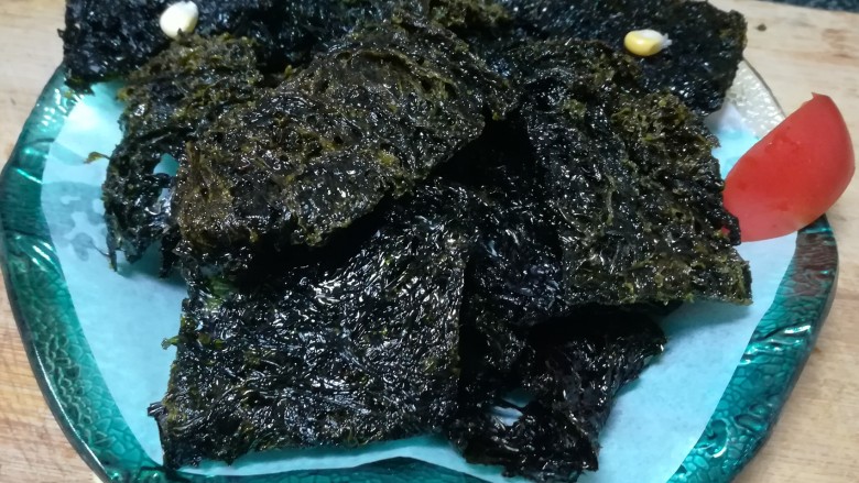 烤紫菜,真的非常,非常好吃,请朋友们吃,赞不绝口;请侄子他们吃,他们说,这是他们吃过的最好吃的紫菜;俺家小吃货——儿子,更是吃个不停,吃了还想吃!