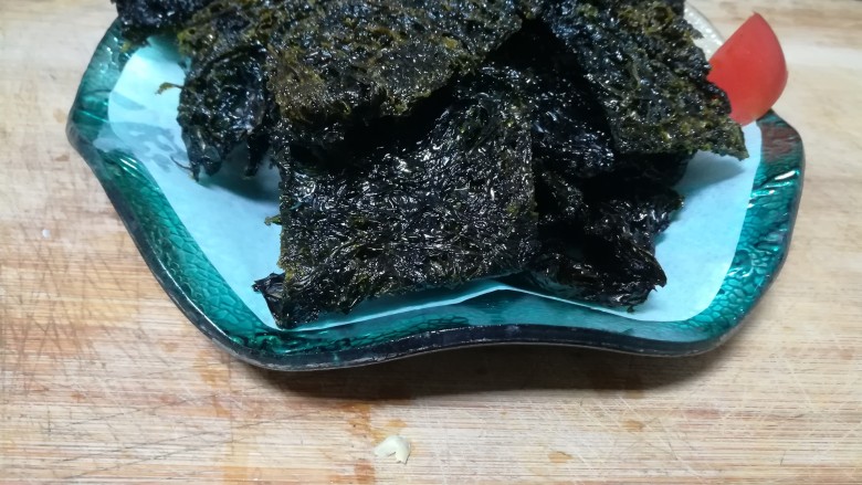 烤紫菜,烤紫菜可以装盘了。
成品图。
咬着“ka ci ” “ka ci” “ka ci"响的,香喷喷的,像海苔一样酥脆可口的烤紫菜就做好了。