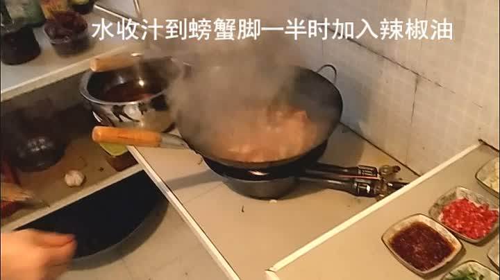 这么个丑家伙,确是南昌人宵夜的最爱,你还不赶紧收了它。,烧开后倒入干的白酒糟盖上盖中火焖煮,汤汁收到一半的时候倒入辣椒油。