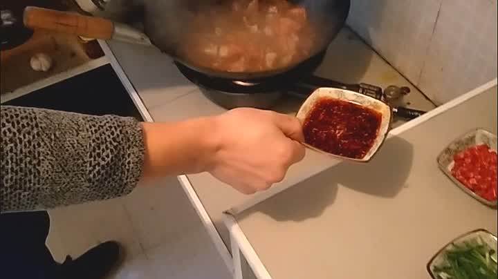 这么个丑家伙,确是南昌人宵夜的最爱,你还不赶紧收了它。,辣椒油量。