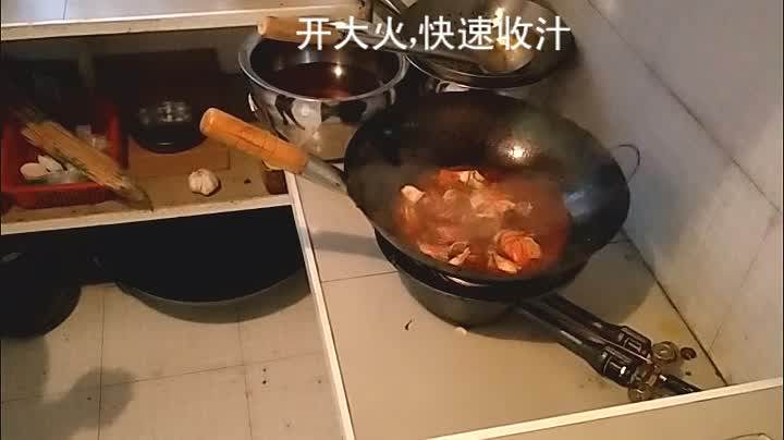 这么个丑家伙,确是南昌人宵夜的最爱,你还不赶紧收了它。,倒入辣椒油后大火收汁至汤汁浓稠油亮时下入葱段翻炒片刻。