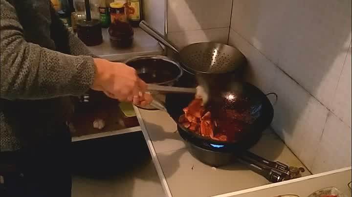这么个丑家伙,确是南昌人宵夜的最爱,你还不赶紧收了它。,翻炒几下即可起锅。