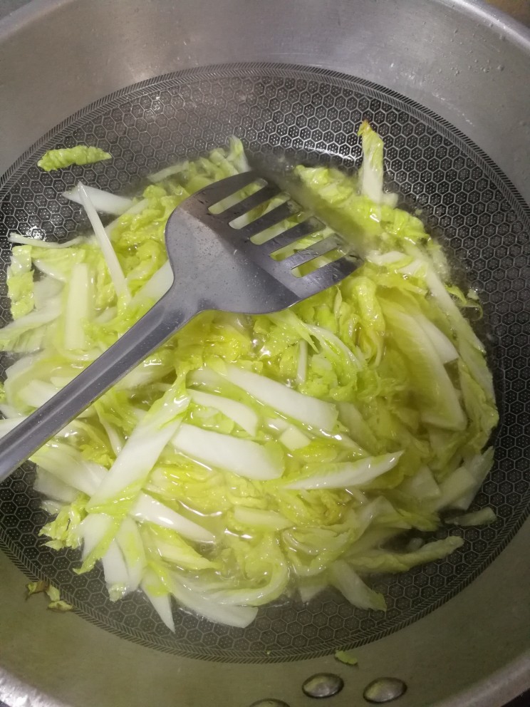 家常菜之干锅娃娃菜,娃娃菜切条，锅里放多些油，娃娃菜热油过下。