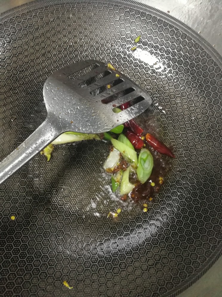 家常菜之干锅娃娃菜,锅里少许油，放葱花，干辣椒，花椒，豆瓣酱少许。