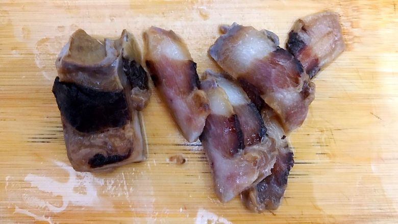 韭菜花酱肉老油条,捞出酱肉,如图所示,切成薄片