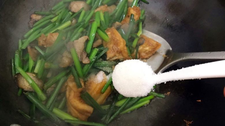 韭菜花酱肉老油条,一小勺细砂糖带出鲜味,翻炒均匀,即可