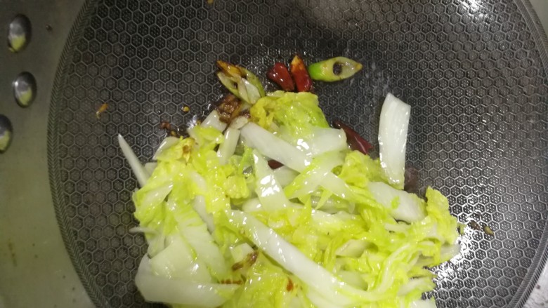 家常菜之干锅娃娃菜,放入娃娃吧，倒入酱油，食盐，鸡精，