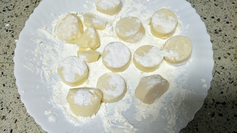 红烧日本豆腐,把豆腐放淀粉盘里,裹上一层淀粉