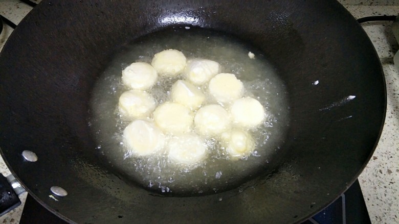 红烧日本豆腐,锅里多倒些油,放入日本豆腐油炸