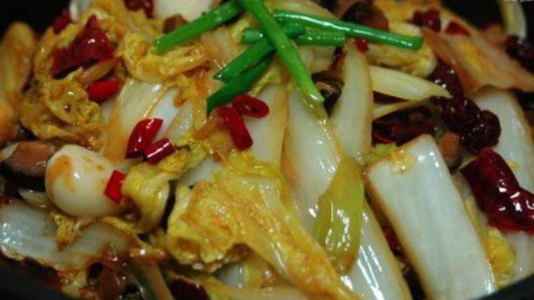 家常菜之干锅娃娃菜,放点香葱点缀，盛出。