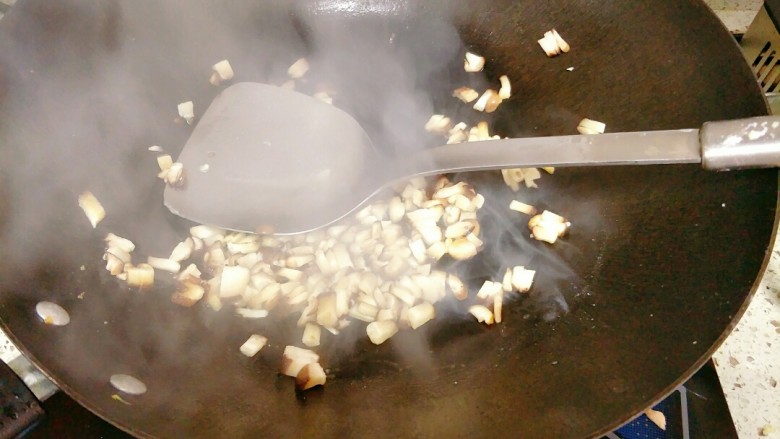 红烧日本豆腐,热锅倒油,下入香菇翻炒