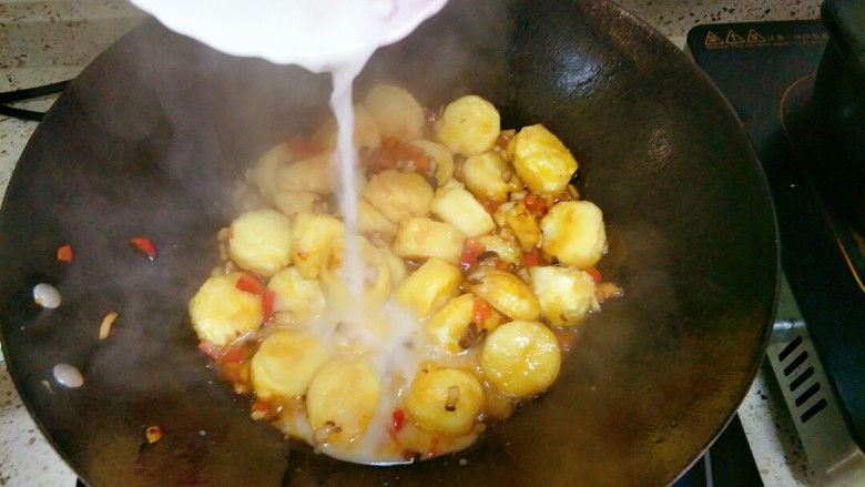 红烧日本豆腐,淋入水淀粉勾芡,出锅撒葱花