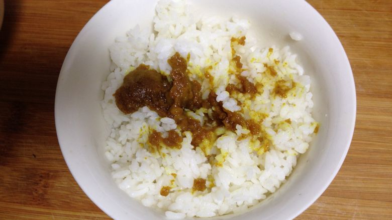 咖喱米饭包油条,把咖喱倒入米饭中(米饭要稍微温热的)