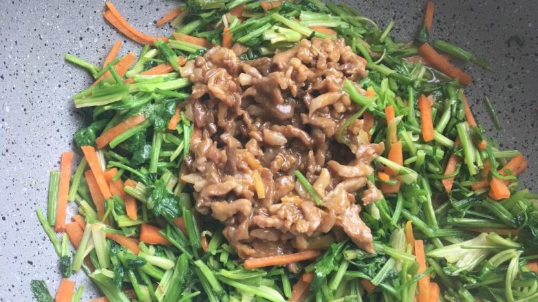 药芹炒肉丝,下入肉丝翻炒就出锅啦!