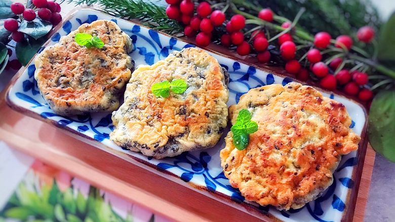 做饼～黑芝麻紫菜饼,香喷喷的，看上去就好好吃(๑´ڡ`๑)