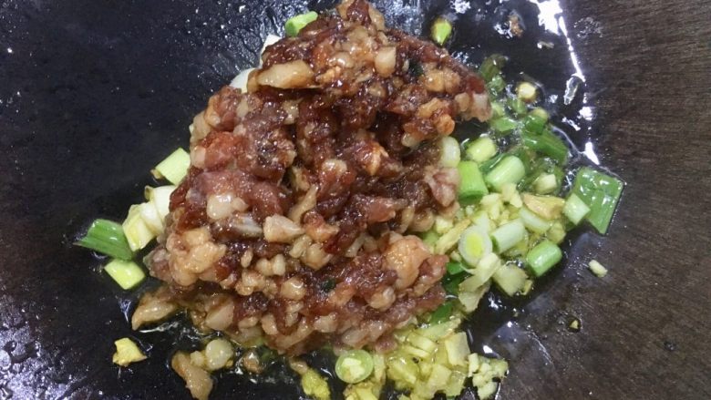 臊子面,热锅倒油,下入蒜姜爆锅,下入肉沫翻炒