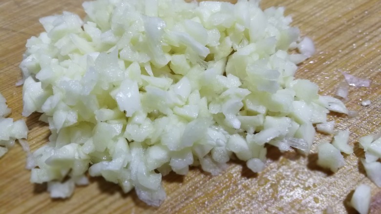清爽家常凉拌菜,蒜切碎,
