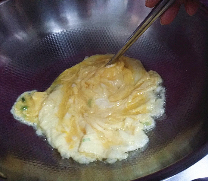 XO酱虾仁蛋炒饭,开中小火凉锅凉油、倒入蛋液后迅速用筷子顺一个方面搅散