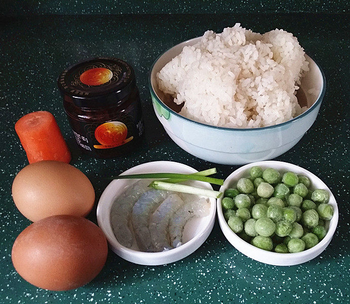 XO酱虾仁蛋炒饭,备好隔夜剩米饭和其它食材