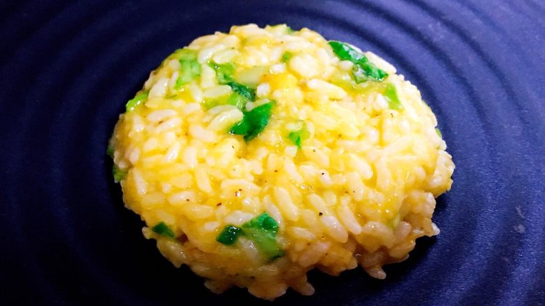 焦黄芝士米饼,把调味碟倒扣在电饼档里开始加热,煎至两面金黄即可出锅。