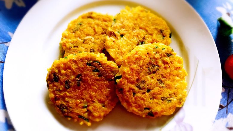 焦黄芝士米饼,成品图😋,是不是so easy呢😋😋,咬一口就再也停不下来,由于是做给宝宝吃芝士我放的较少,自己吃的话恨不得芝士包围米饭😂😂。