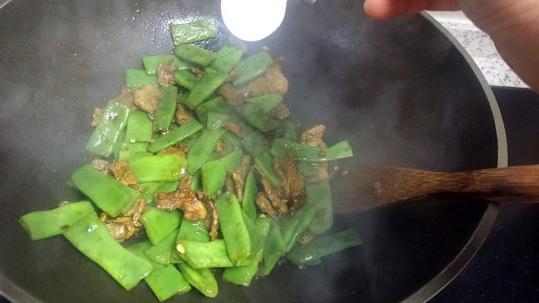 藊豆烧肉,调入少许盐,翻炒均匀入味