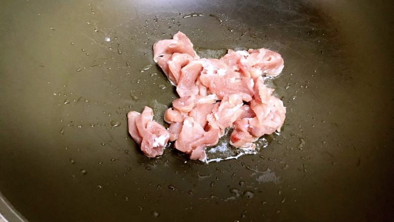 藊豆烧肉,起油锅,锅热放油,放入肉片翻炒