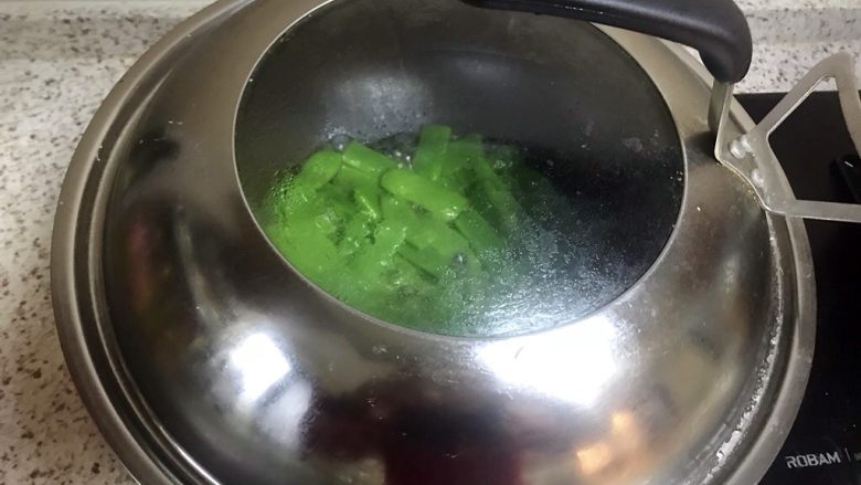 藊豆烧肉,盖上锅盖焖煮5分钟,藊豆一定要煮软煮熟哦