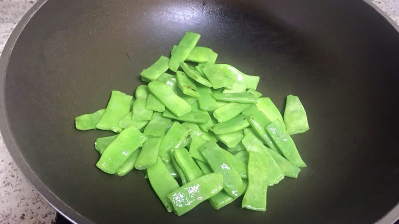 藊豆烧肉,翻炒至藊豆变色,变成翠绿色