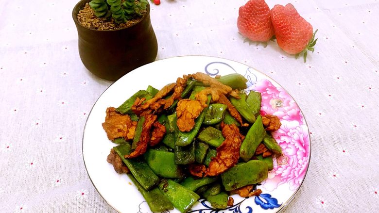 藊豆烧肉,出锅装盘,吃饭喽😋