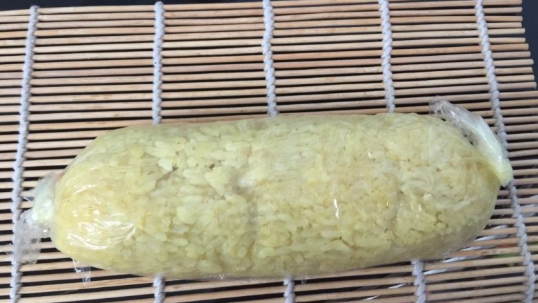 咖喱寿司,先用保鲜膜卷起来，两端拧紧