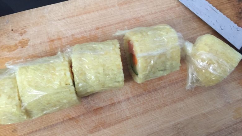 咖喱寿司,刀沾上凉开水快速切开米饭