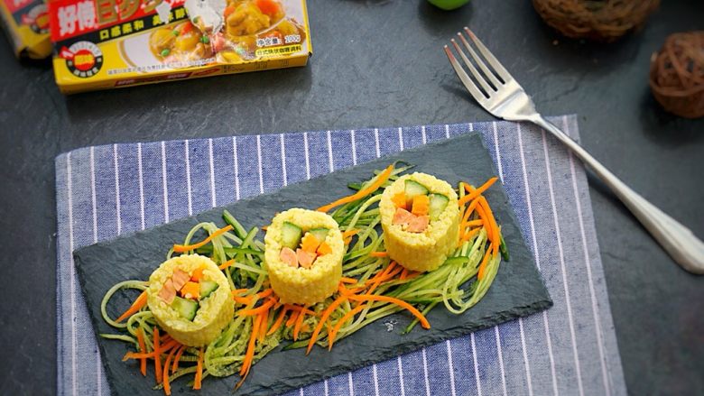 咖喱寿司,放入切好的寿司