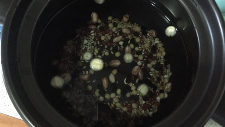 腊八粥(甜口),净泡好的豆子放砂锅,放适量的水(水量根据你的口感浓稠还是稀薄)大火烧开转小火煮至豆子开花