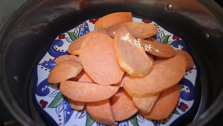 红薯饼干,入锅蒸熟,切成片状比较容易熟,大约十来分钟就可以了。