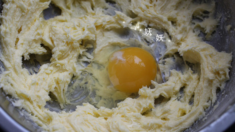 红薯饼干,分两次把全蛋和<a style='color:red;display:inline-block;' href='/shicai/ 15'>蛋黄</a>加入黄油,每一次都充分与黄油融合了以后再加入下一个蛋。